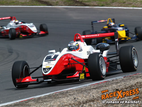 Nico Hülkenberg met in de achtergrond Mika Maki en Jules Bianchi